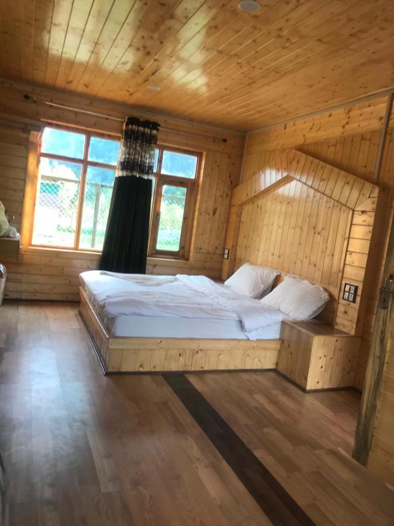Pine Palace Resort Pahalgam Exterior photo