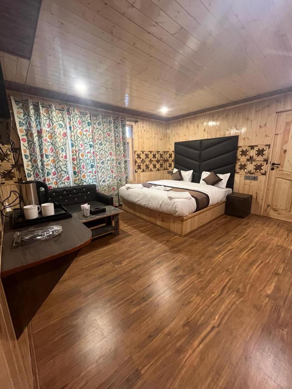 Pine Palace Resort Pahalgam Exterior photo