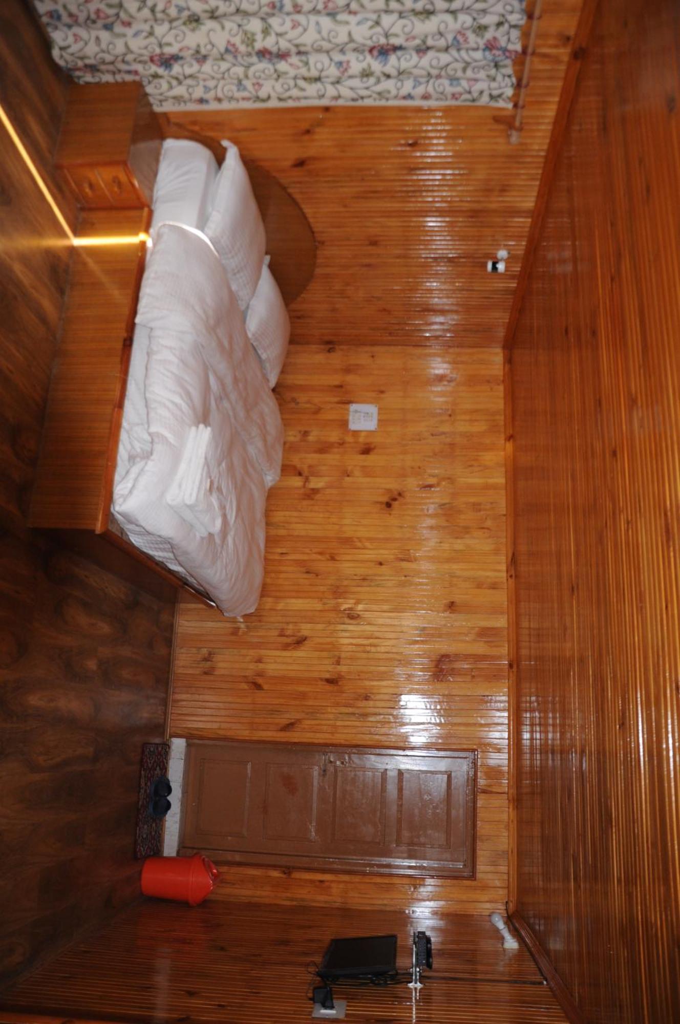Pine Palace Resort Pahalgam Exterior photo